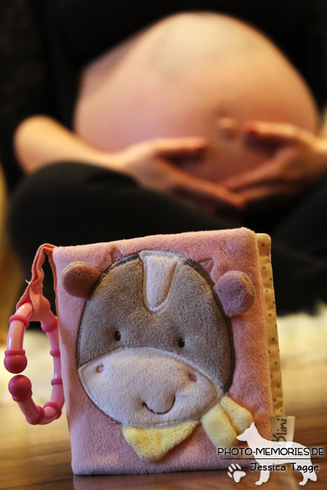 Babybauch mit Spielzeug