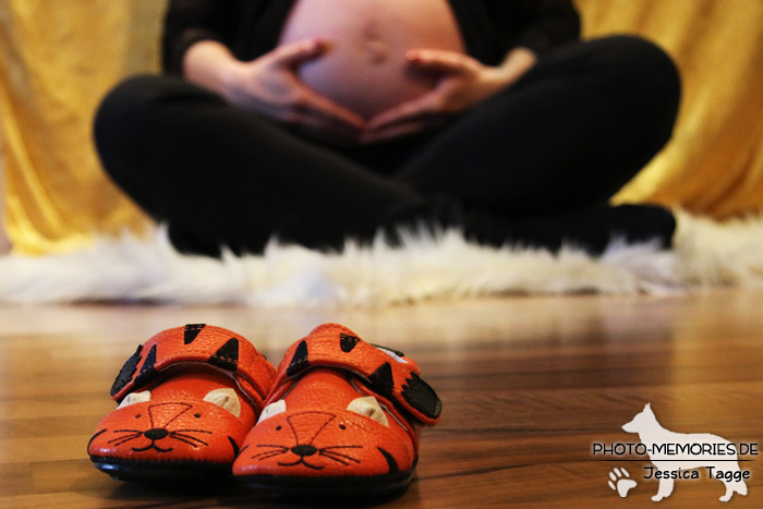 Babybauch mit Schuhen