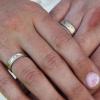 Frisch verheiratetes Paar mit Ehe-Ringen